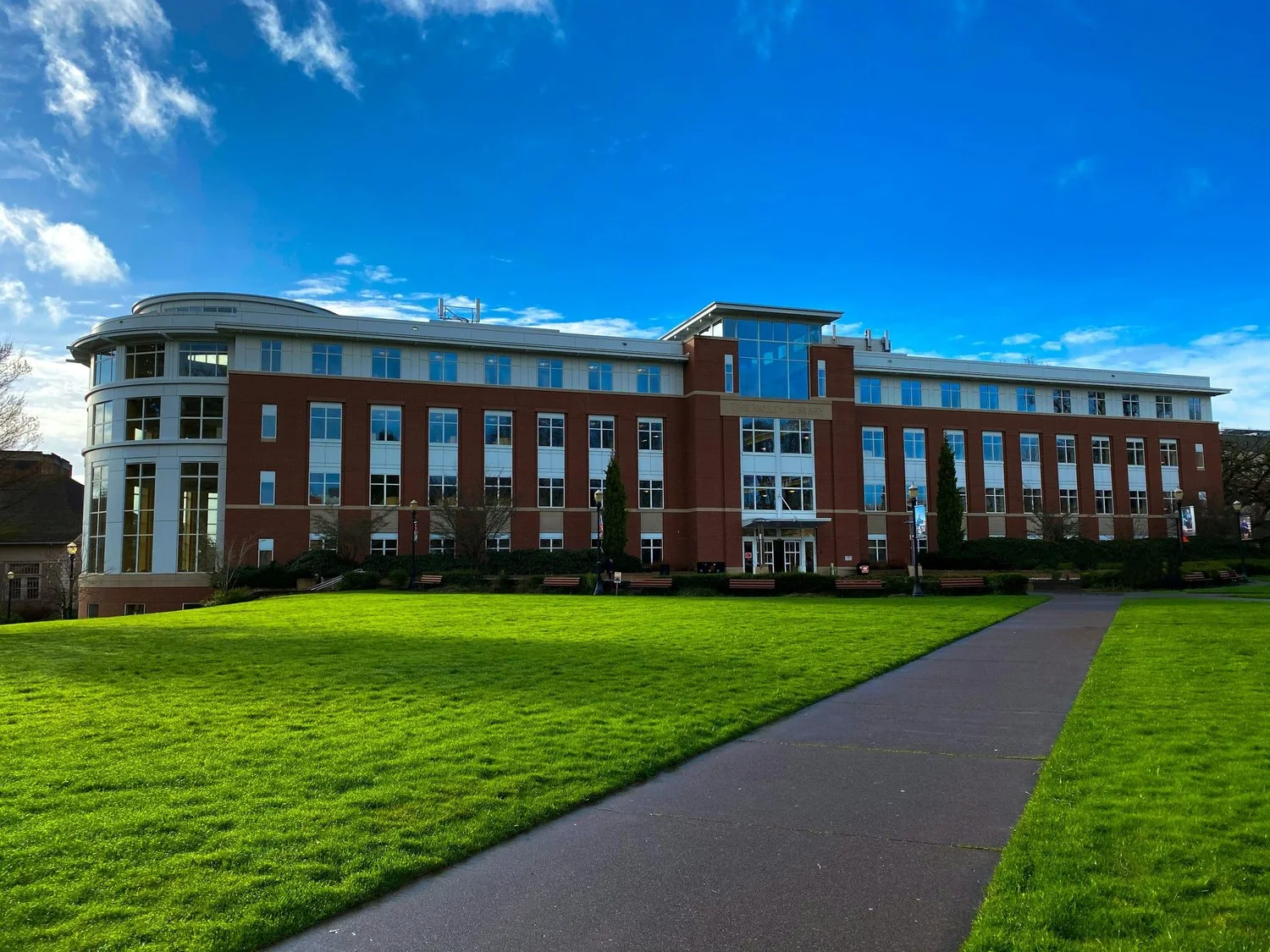 Are Career Fairs Worth It? Your Guide to Making Your College Career Fair a Networking Success